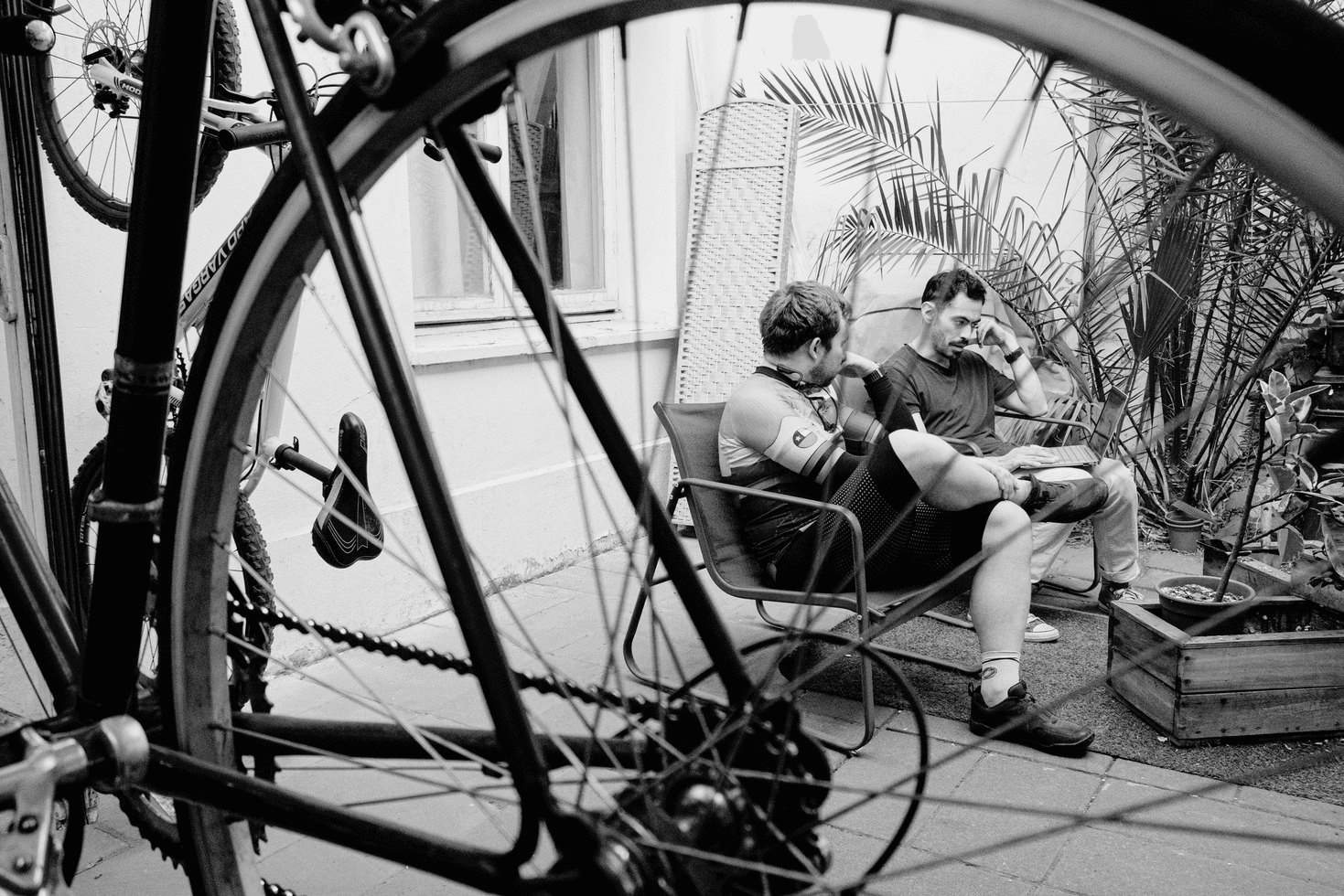 Alexis Jhonson conversando con un ciclista
